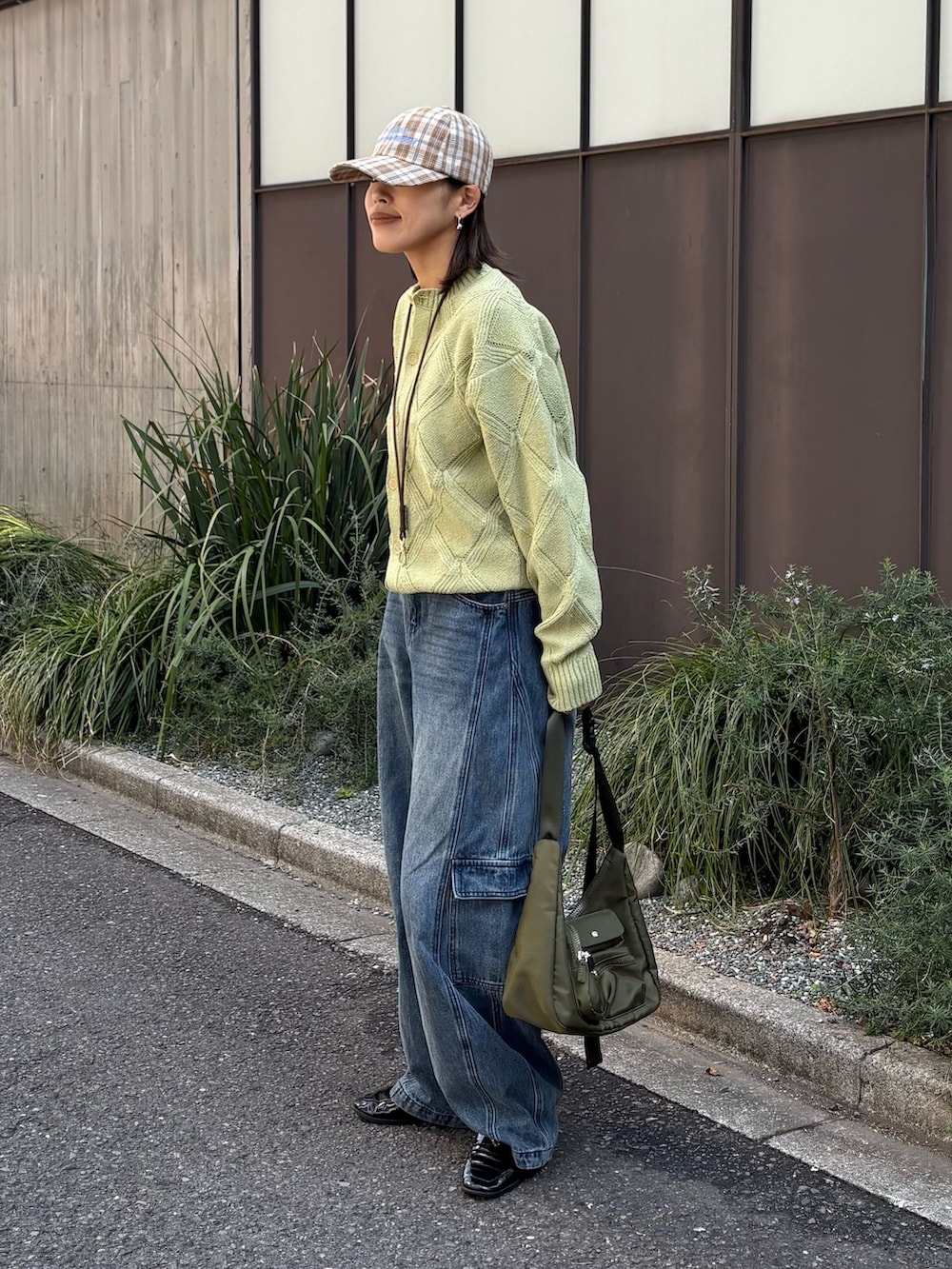 グリーン系のカーディガン/ボレロ、ブルー系のカーゴパンツ、ベージュ系のハットを着用したレディースの春コーディネートの3枚目の写真