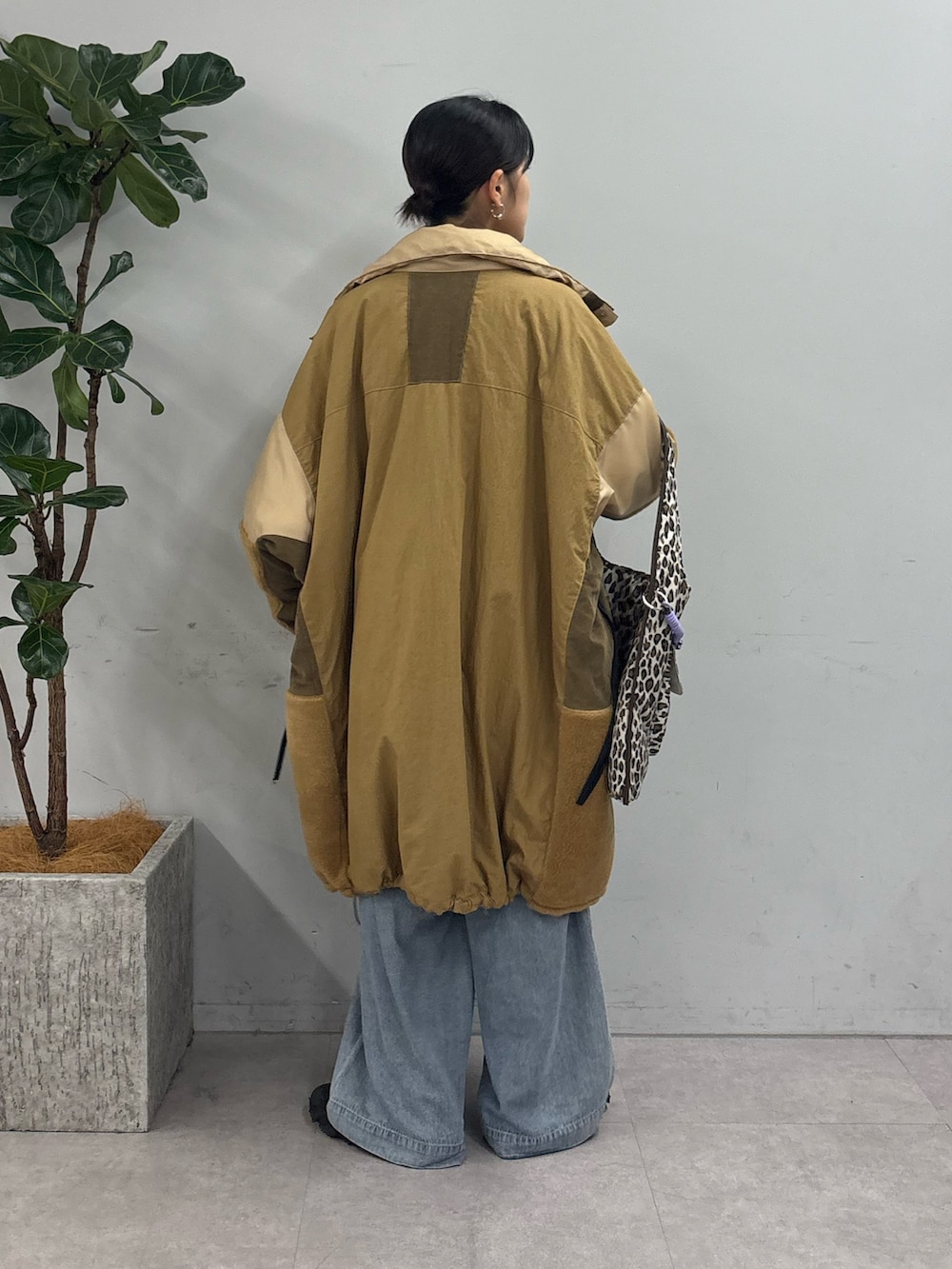 ブルー系のデニムパンツ、イエロー系のモッズコート、グレー系のスウェットを着用したレディースの秋コーディネートの3枚目の写真