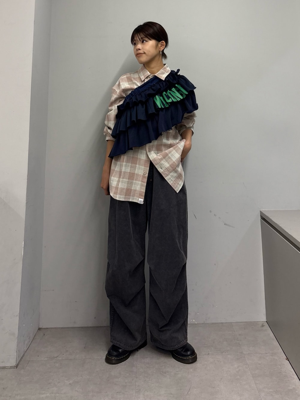 ブルー系のその他パンツ、ピンク系のシャツ/ブラウス、ブルー系のスカートを着用したレディースの春コーディネートの2枚目の写真