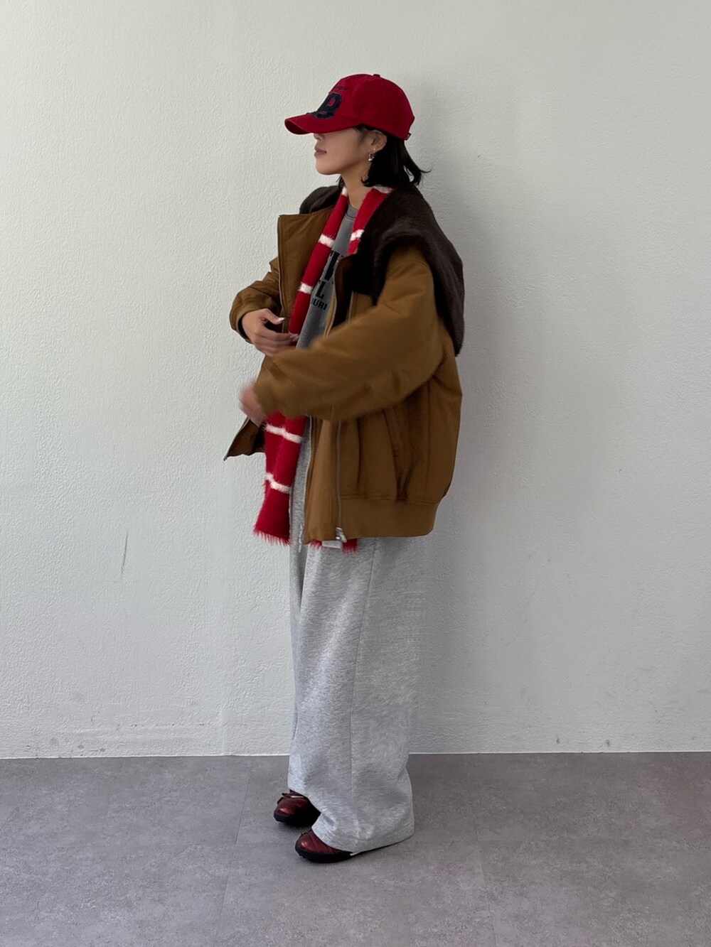 グレー系のその他パンツ、グレー系のスウェット、ブラウン系のショルダーバッグを着用したレディースの秋コーディネートの2枚目の写真