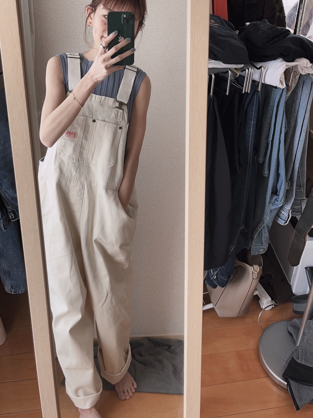 ホワイト系のサロペット/オーバーオール、ブルー系のタンクトップを着用したレディースの春コーディネートの3枚目の写真