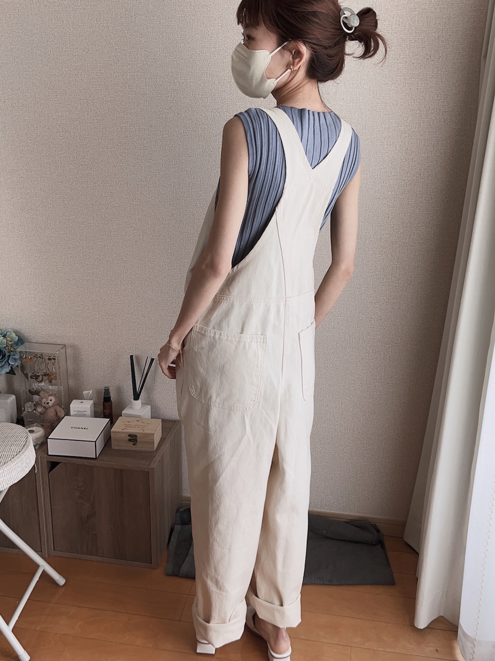 ホワイト系のサロペット/オーバーオール、ブルー系のタンクトップを着用したレディースの春コーディネートの4枚目の写真