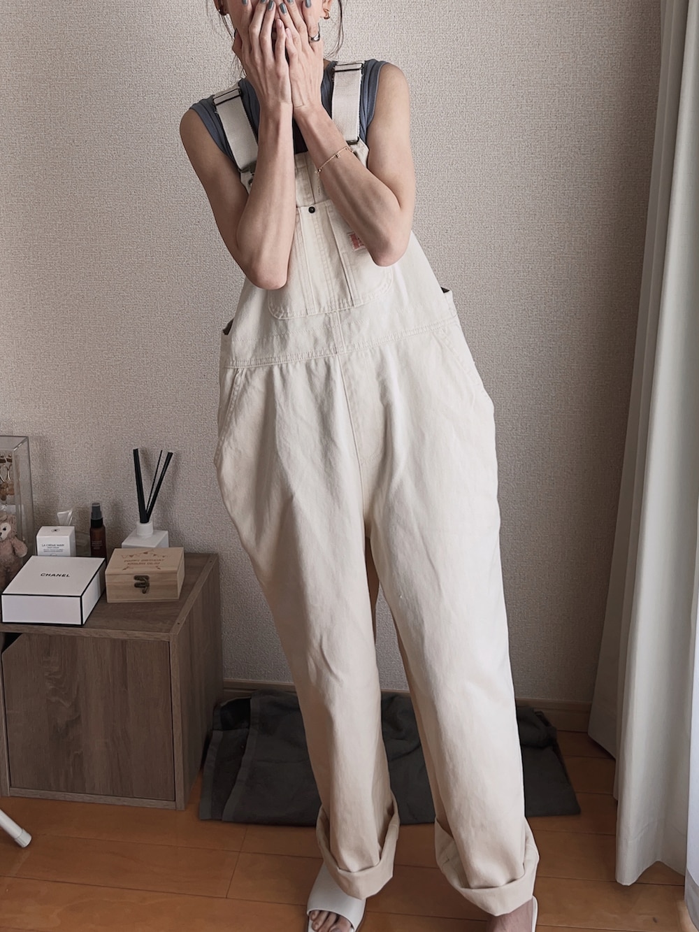 ホワイト系のサロペット/オーバーオール、ブルー系のタンクトップを着用したレディースの春コーディネートの2枚目の写真