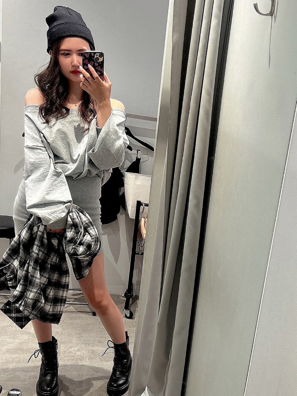 グレー系のワンピース、ブラック系のシャツ/ブラウス、ブラック系のブーツを着用したレディースの秋コーディネートの2枚目の写真