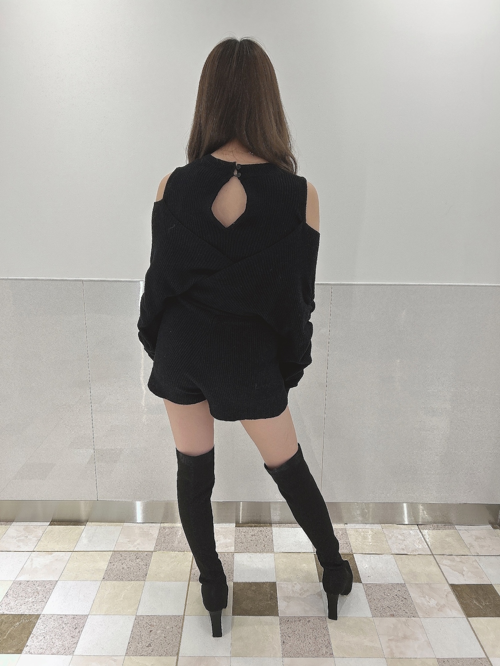 ブラック系のつなぎ/オールインワン、ブラック系のブーツを着用したレディースの秋コーディネートの2枚目の写真