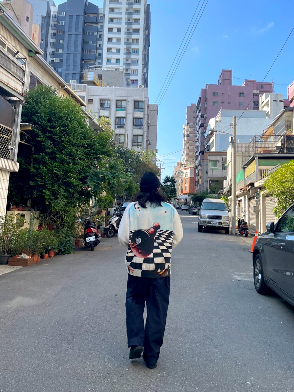 ホワイト系のムートンコート、ブルー系のその他パンツ、その他のローファーを着用したメンズの秋コーディネートの2枚目の写真