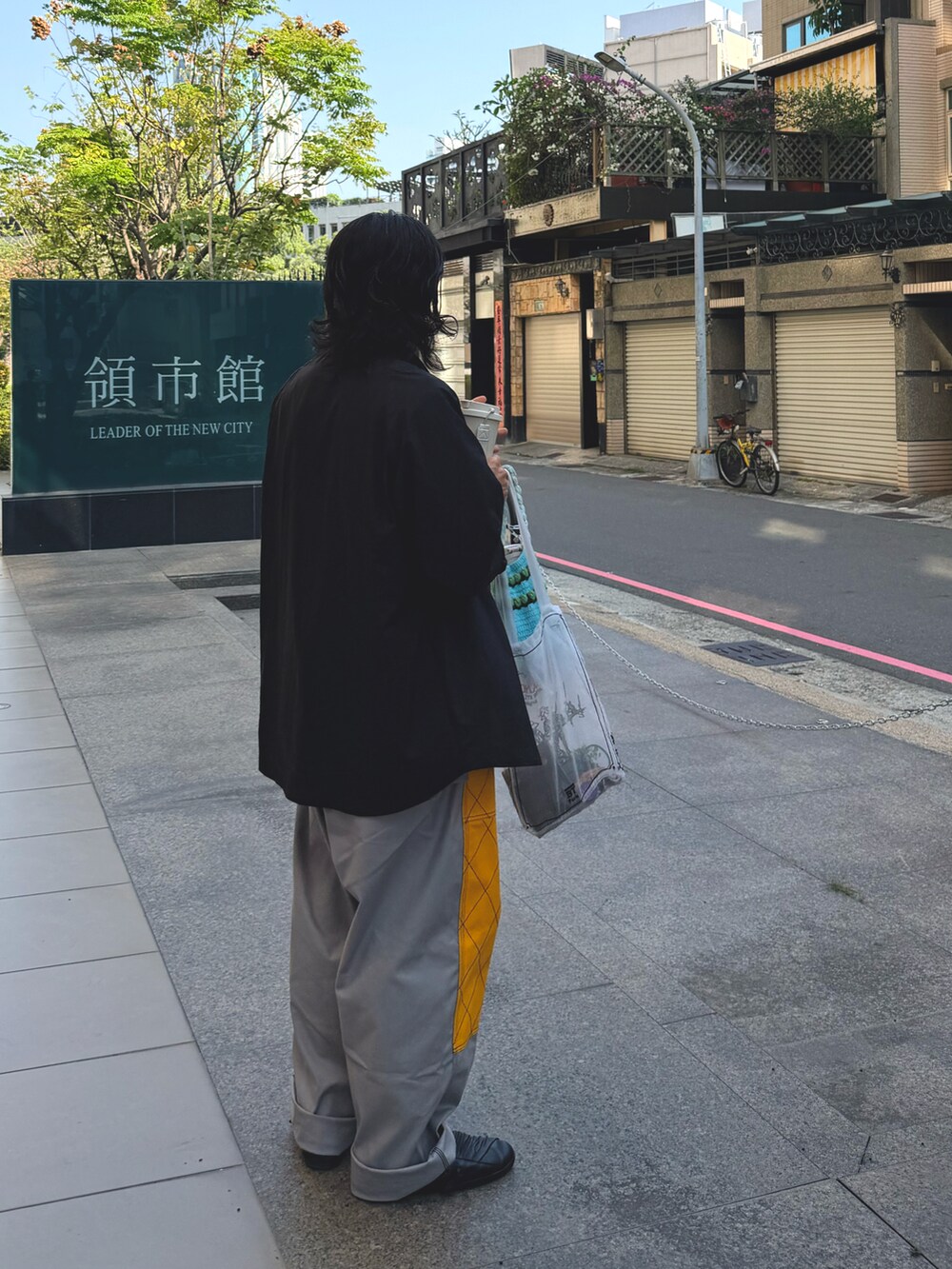 グレー系のその他パンツ、ブラック系のシャツ/ブラウス、ブラック系のスリッポンを着用したメンズの春コーディネートの4枚目の写真