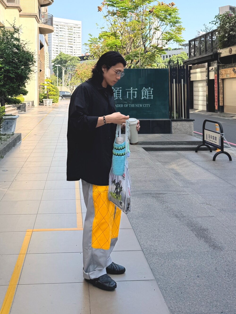 グレー系のその他パンツ、ブラック系のシャツ/ブラウス、ブラック系のスリッポンを着用したメンズの春コーディネートの3枚目の写真