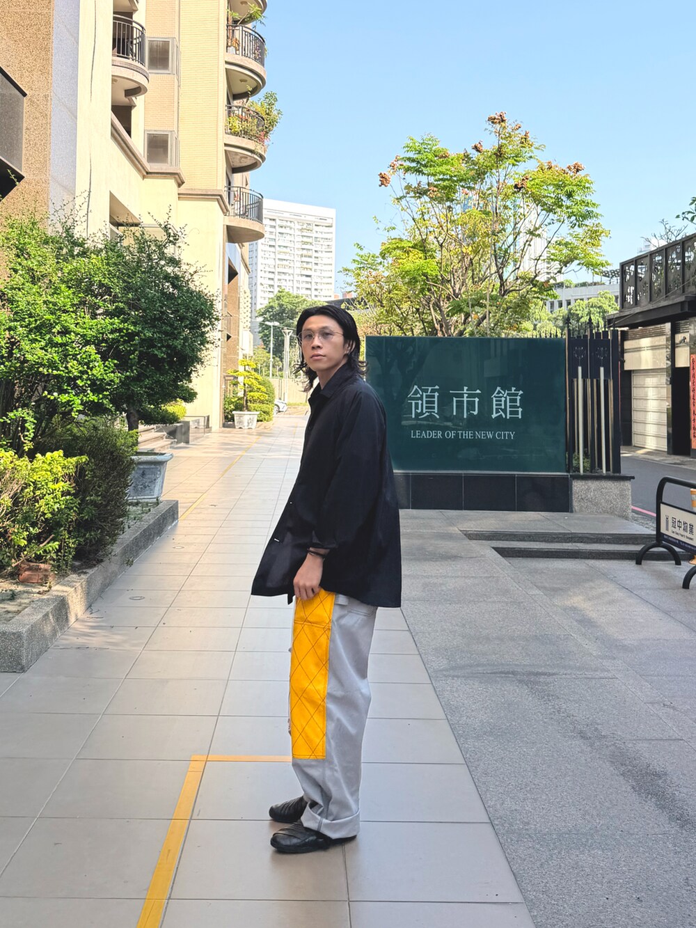 グレー系のその他パンツ、ブラック系のシャツ/ブラウス、ブラック系のスリッポンを着用したメンズの春コーディネートの2枚目の写真