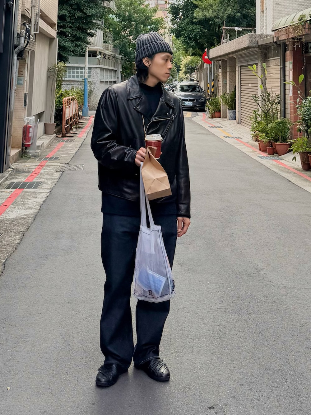 ブラック系のライダースジャケット、ブラック系のデニムパンツ、ブラック系のスリッポンを着用したメンズの冬コーディネートの2枚目の写真