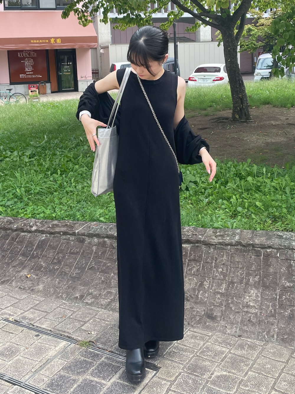 「秋服準備はじめました、秋服まるっと大公開、秋コーデ、お出かけコーデ、シンプルスタイル、秋、オトナカワイイ、ワンピーススタイル、ブーツ、オトナ女子、きれいめコーディネート、秋先取りコーデ、大人コーデ、ブラックコーデ、ootd」｜「Maison Margielaのアイテム（ウォレットチェーン、ブルー系）」を使った、Yumekaさん（レディース・156cm）の秋コーディネートの2枚目の写真