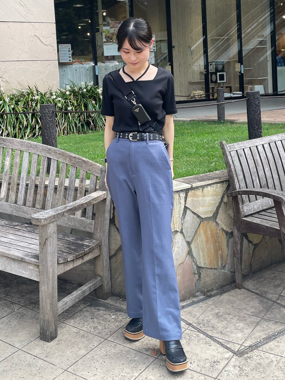 「お出かけコーデ、パンツスタイル、ootd、今日のコーデ、厚底シューズ、フレアパンツ、カラーパンツ、大人カジュアル、オトナ女子、きれいめカジュアル、夏コーデ、夏ファッション、シンプルコーデ、モード、モード系」｜「AZUL by moussyのアイテム（Tシャツ/カットソー、ブラック系）」を使った、Yumekaさん（レディース・156cm）の夏コーディネートの2枚目の写真