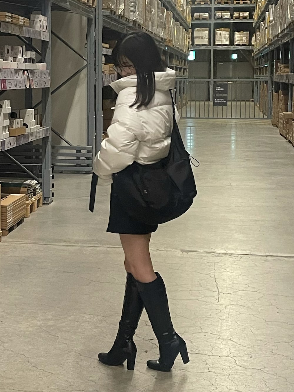 「秋冬コーデ、オトナ女子、シンプルスタイル、おでかけコーデ、秋冬、シンプル、ブーツスタイル、お出かけコーデ、オトナカジュアル、カジュアル、おしゃれさんと繋がりたい、モノトーン、冬服、ホワイトコーデ、ホワイト」｜「niko and...のアイテム（ショルダーバッグ、ブラック系）」を使った、Yumekaさん（レディース・157cm）の冬コーディネートの2枚目の写真