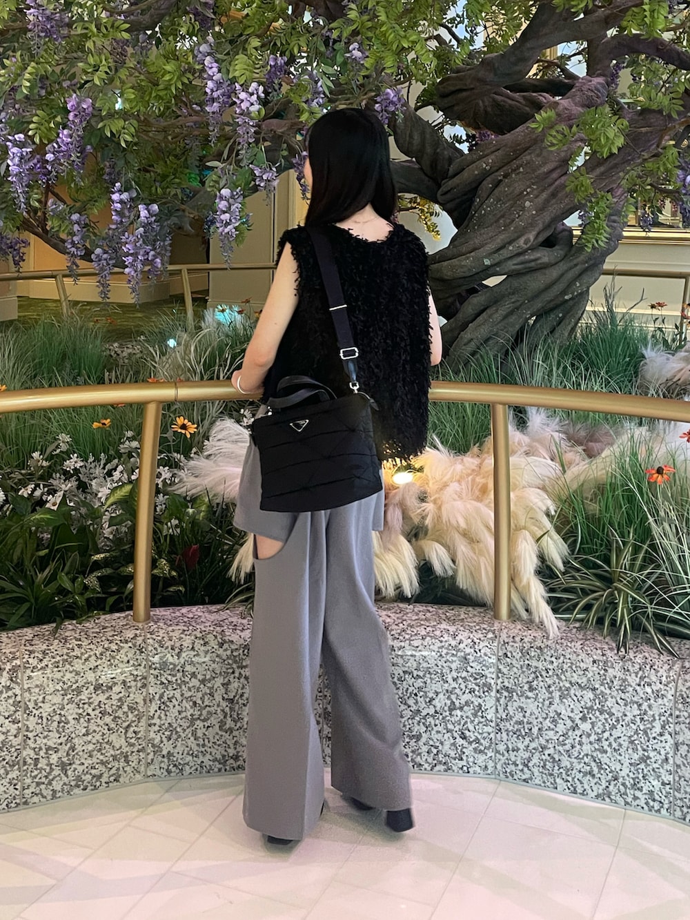 「おでかけコーデ、シンプルスタイル、オトナ女子、シンプル、お出かけコーデ、オトナカジュアル、おしゃれさんと繋がりたい、モノトーンコーデ、夏、夏コーデ、キレイめ、スラックス、ディズニー、オトナカワイイ、ナチュラル」｜「CADUNEのふわふわトップス（シャツ/ブラウス、ブラック系）」を使った、Yumekaさん（レディース・157cm）の秋コーディネートの2枚目の写真