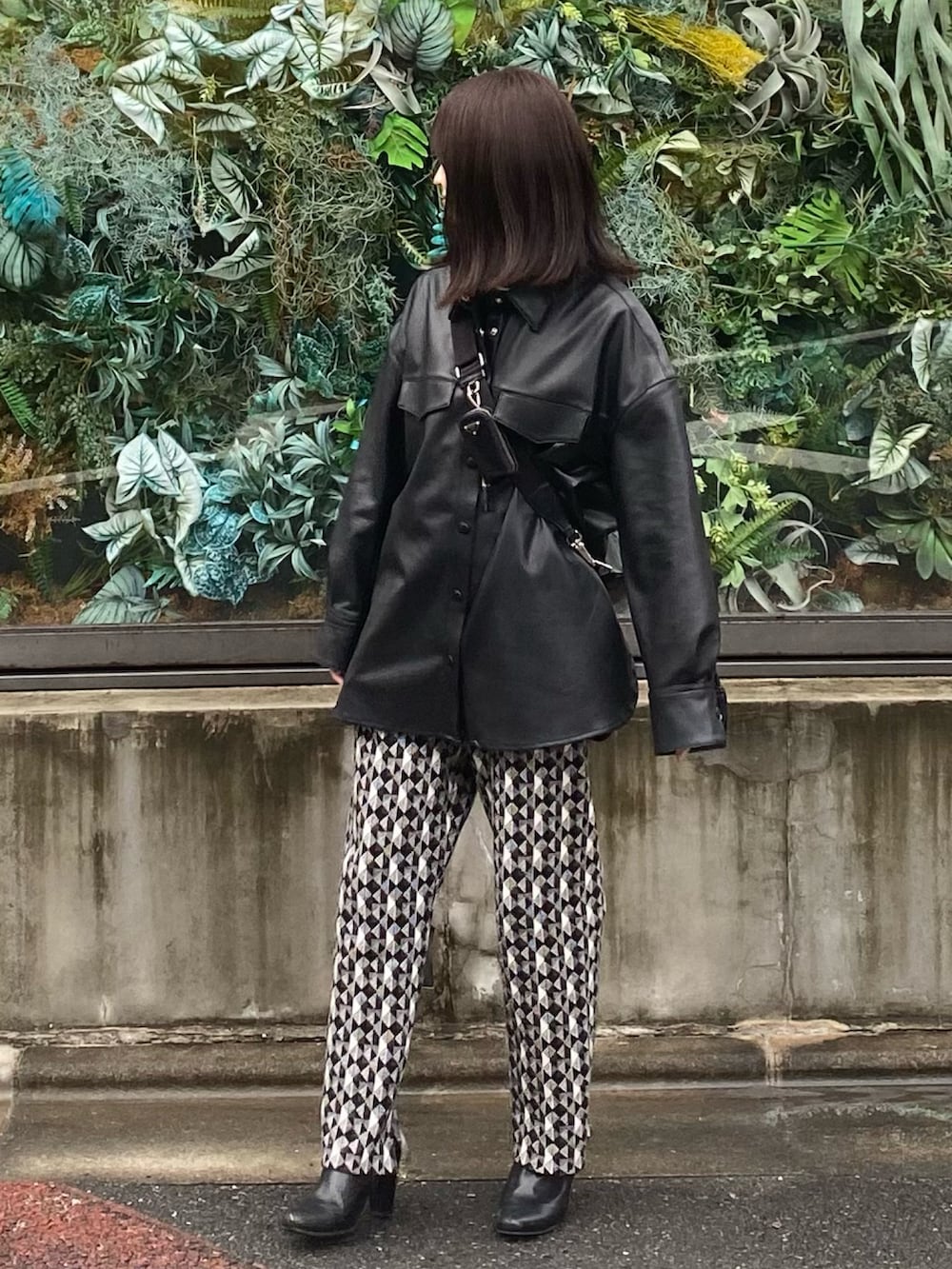 「秋冬コーデ、お出かけコーデ、黒、秋服、秋のコーデ、ニットパンツ、モード、モード系、モノトーン、オールブラック、オトナカジュアル、ファッションを楽しもう、キレイめカジュアル、155cm、あったかコーデ」｜「niko and...のアイテム（パンツ、ブラック系）」を使った、Yumekaさん（レディース・155cm）の秋コーディネートの2枚目の写真