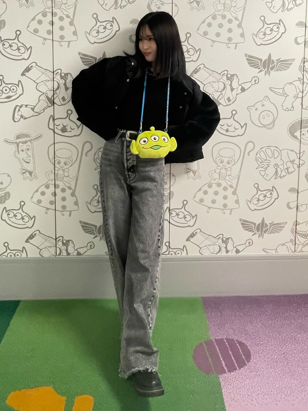 「カジュアルコーデ、デニム、おしゃれさんと繋がりたい、デニムコーデ、モノトーン、パンツスタイル、モード、カジュアル、ニット、ワイドパンツ、ブーツ、モノトーンコーデ、差し色、ストリート、ストリートコーデ」｜「EMODAのアイテム（デニムパンツ、グレー系）」を使った、Yumekaさん（レディース・157cm）の冬コーディネートの2枚目の写真