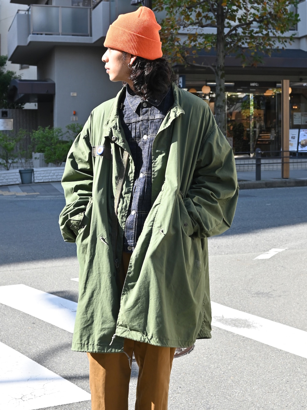 「デニム、ローファー、古着MIX、古着、ニット帽、モッズコート、コート、neat、GHBASS、Gジャン、レイヤードスタイル、秋コーデ、きれいめカジュアル、大人カジュアル、ミリタリー」｜「BEAMSのBEAMS / ベーシック ワッチキャップ（ニットキャップ/ビーニー、オレンジ系）」を使った、オカコーさん（骨格ストレート・メンズ・180cm）の秋コーディネートの2枚目の写真
