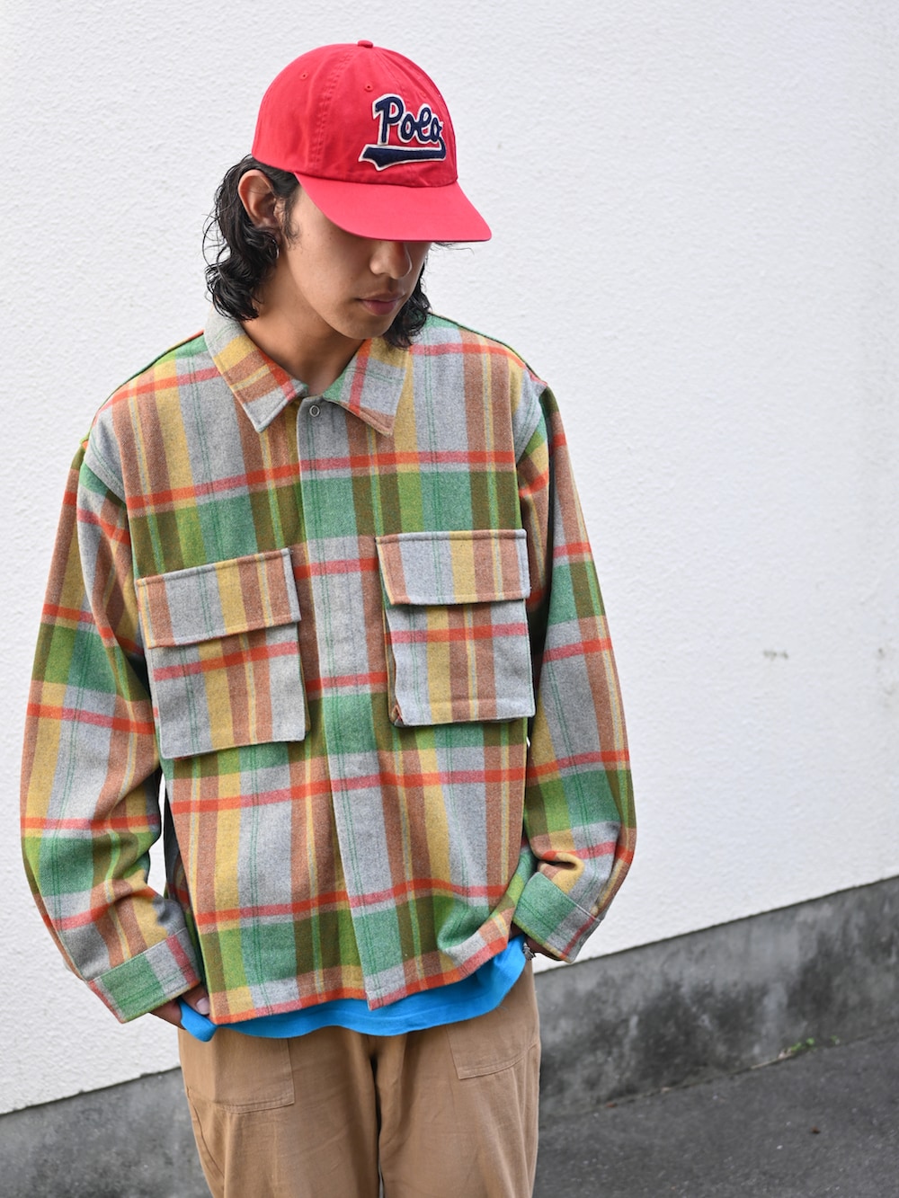 その他のシャツ/ブラウス、ベージュ系のその他パンツ、ブラック系のローファーを着用したメンズの秋コーディネートの2枚目の写真