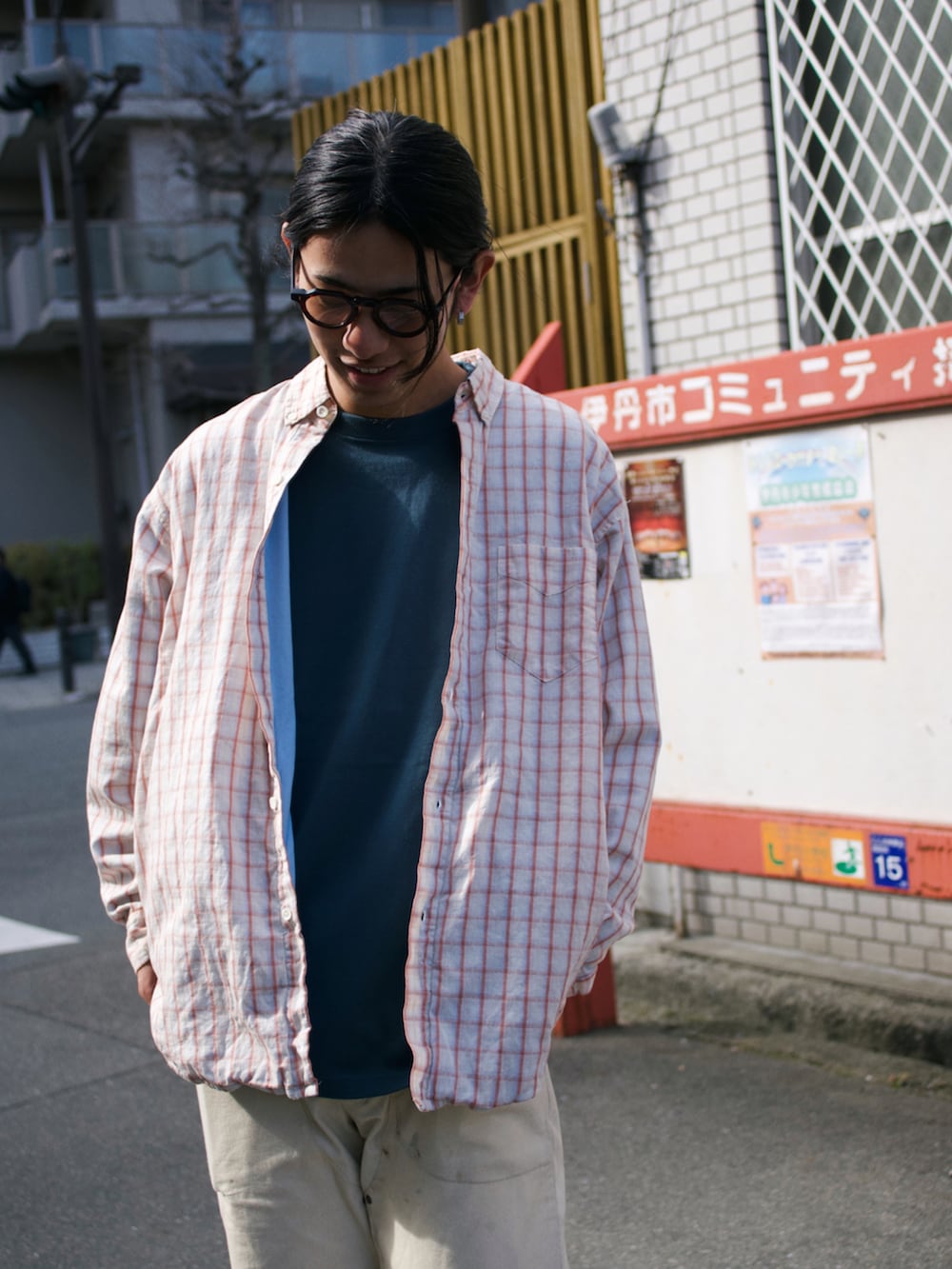 ホワイト系のシャツ/ブラウス、ホワイト系のその他パンツ、ブラック系のスニーカーを着用したメンズの冬コーディネートの2枚目の写真