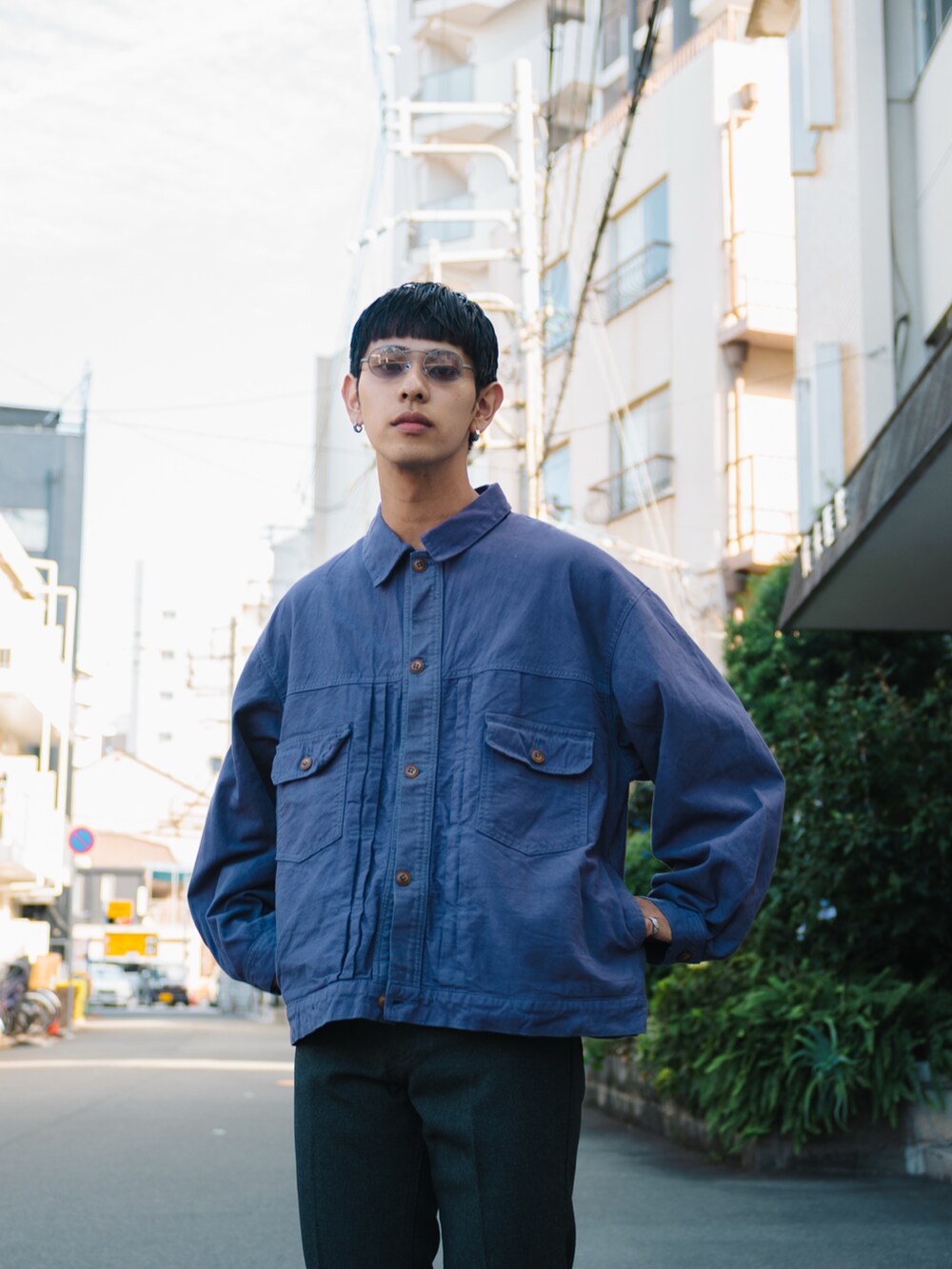 パープル系のジャケット/アウター、グレー系のスラックス、ブラック系のスリッポンを着用したメンズの秋コーディネートの2枚目の写真