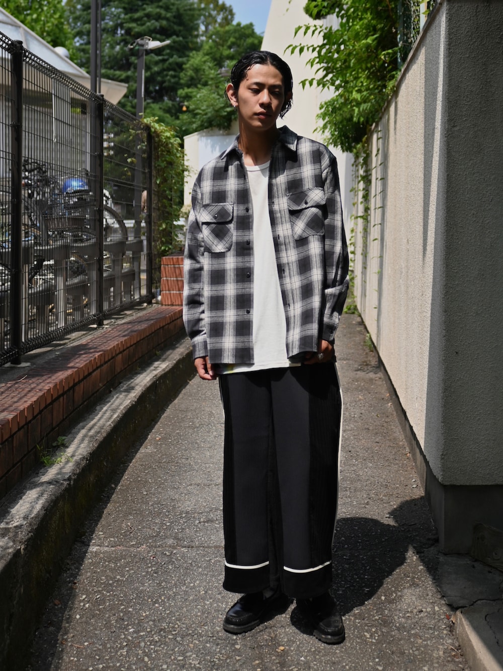 その他のシャツ/ブラウス、ブラック系のスラックス、ブラック系のローファーを着用したメンズの秋コーディネートの2枚目の写真