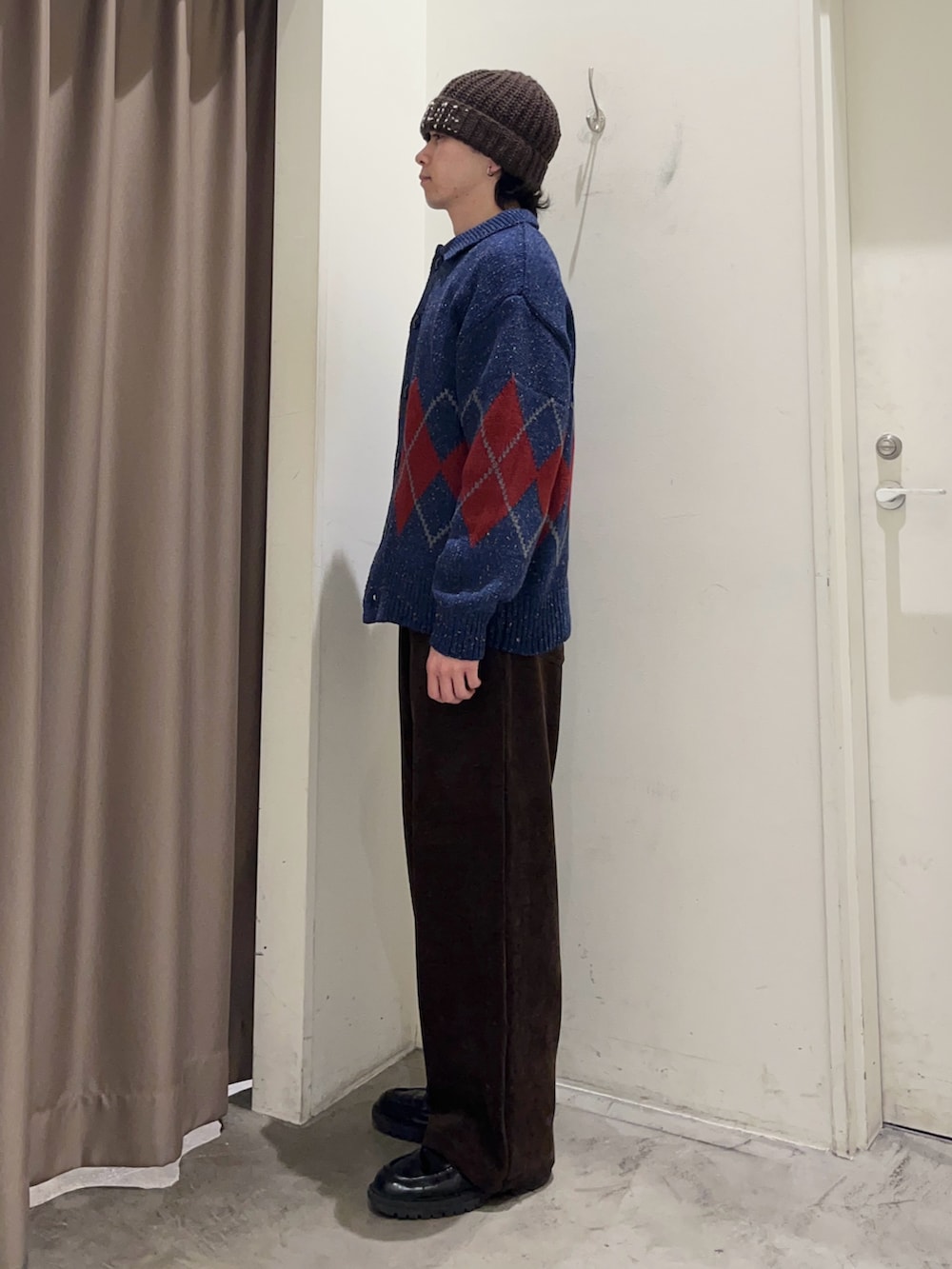 ホワイト系のTシャツ/カットソー、ブルー系のカーディガン/ボレロ、ブラウン系のスラックスを着用したメンズの冬コーディネートの2枚目の写真