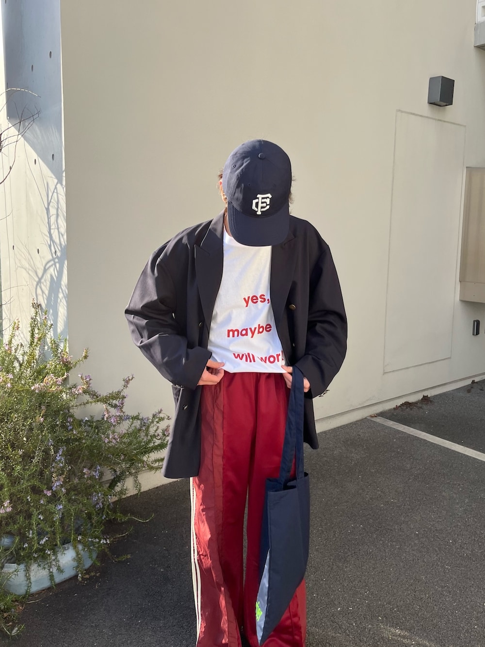 ホワイト系のTシャツ/カットソー、レッド系のスウェットパンツ、ブルー系のテーラードジャケットを着用したメンズの春コーディネートの6枚目の写真