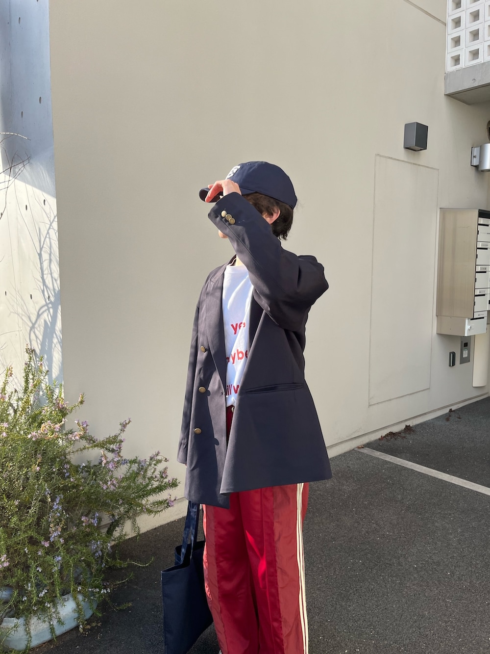 ホワイト系のTシャツ/カットソー、レッド系のスウェットパンツ、ブルー系のテーラードジャケットを着用したメンズの春コーディネートの7枚目の写真
