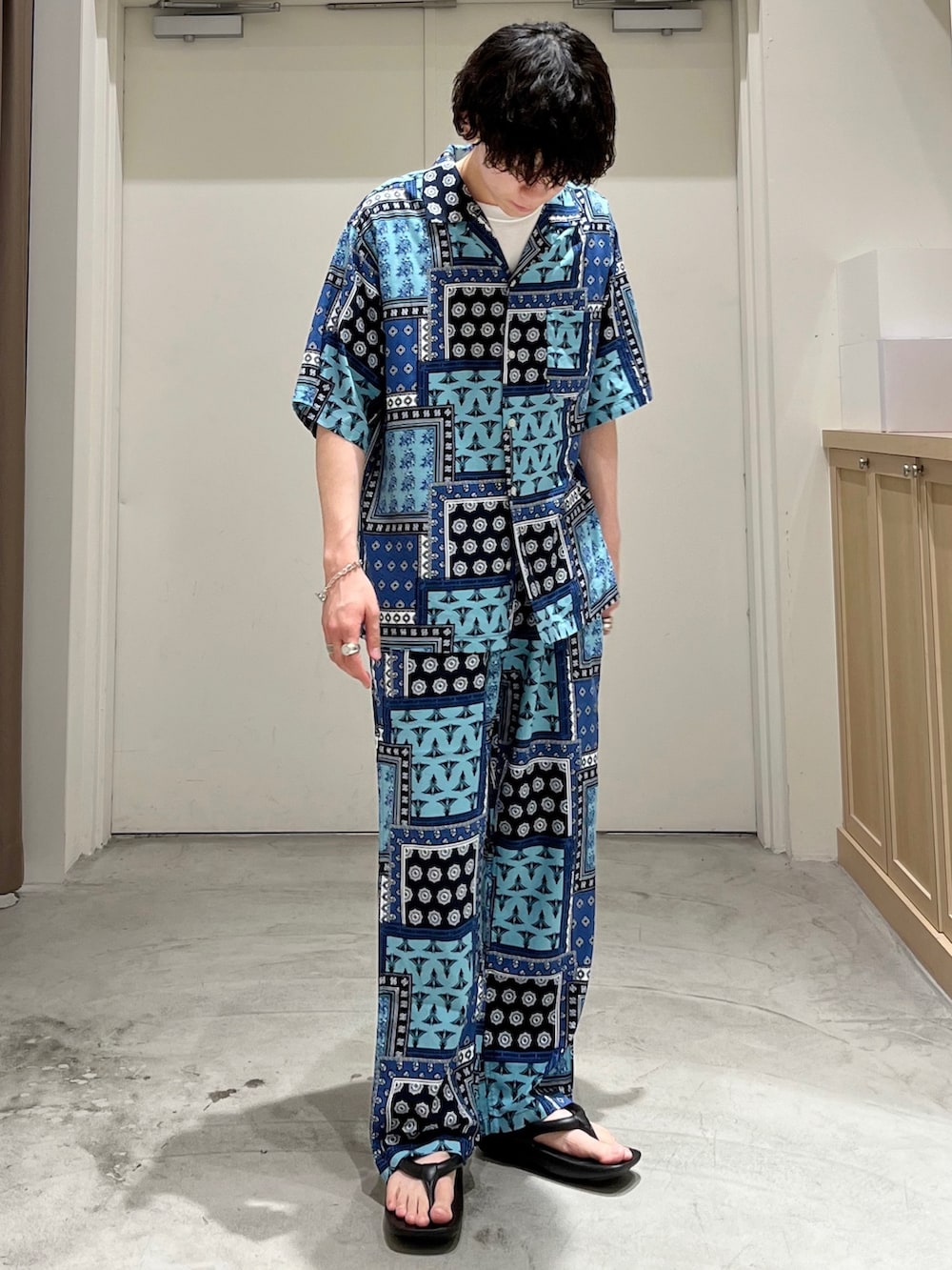 ブルー系のシャツ/ブラウス、ブルー系のその他パンツ、ブラック系のサンダルを着用したメンズの夏コーディネートの3枚目の写真