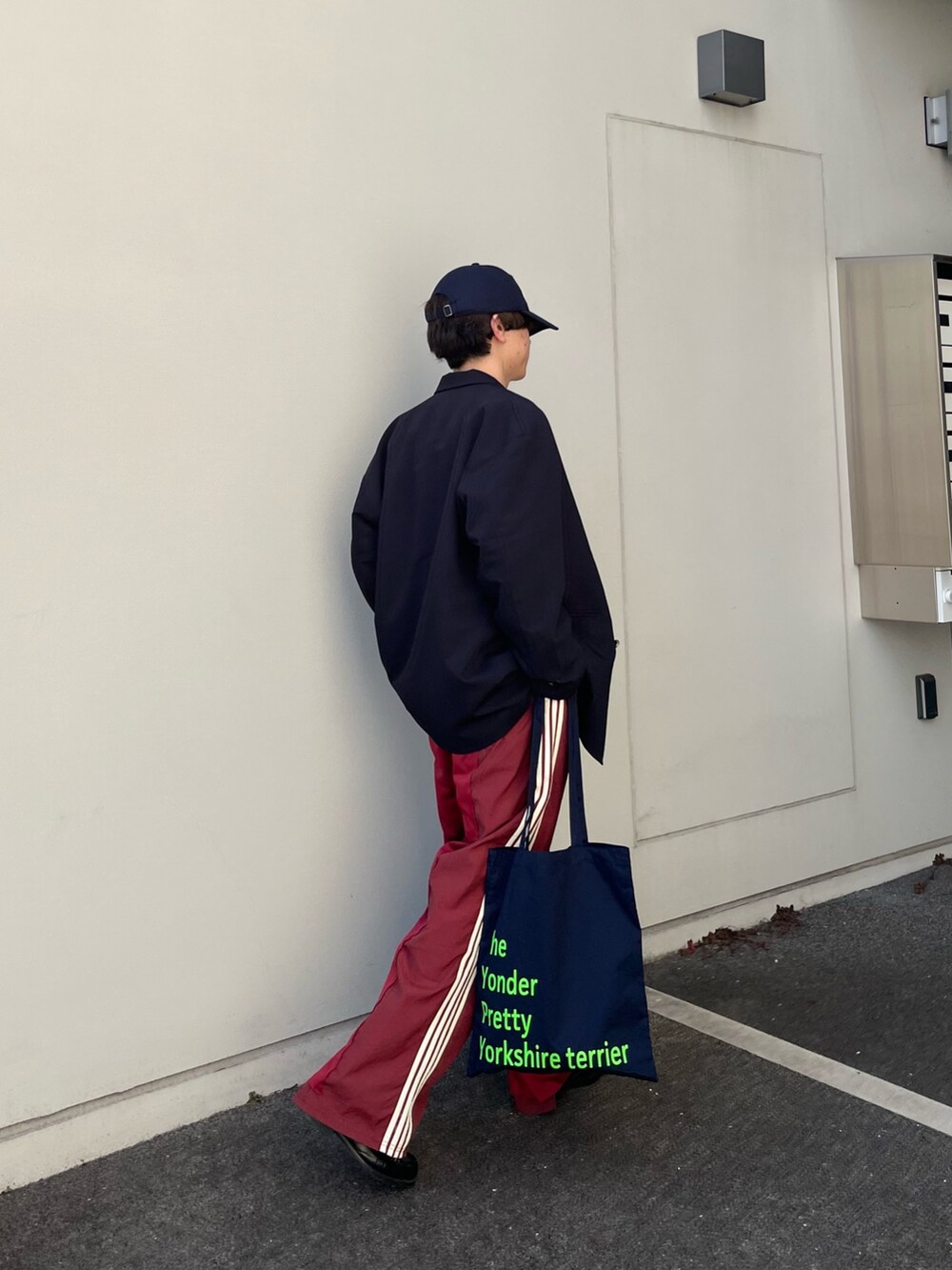 ホワイト系のTシャツ/カットソー、レッド系のスウェットパンツ、ブルー系のテーラードジャケットを着用したメンズの春コーディネートの5枚目の写真