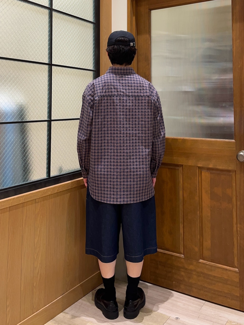 「韓国ファッション、最近のいい感じコーデ、ローファー、大人カジュアル、春夏コーデ、キャップ、シンプルコーデ、きれいめカジュアル、休日スタイル、ワイドパンツ、お出かけコーデ、シャツスタイル、ショーツ、ハーフパンツ、オトナカジュアル」｜「CIAOPANIC TYPYの【UNISEX】ポコポコチェックシャツ（シャツ/ブラウス、ブルー系）」を使った、しおんさん（メンズ・170cm）の春コーディネートの3枚目の写真