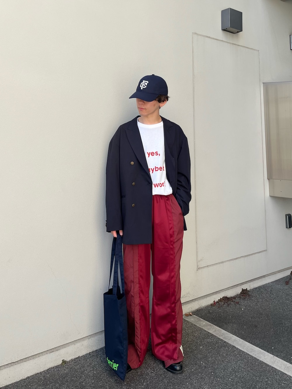 ホワイト系のTシャツ/カットソー、レッド系のスウェットパンツ、ブルー系のテーラードジャケットを着用したメンズの春コーディネートの3枚目の写真