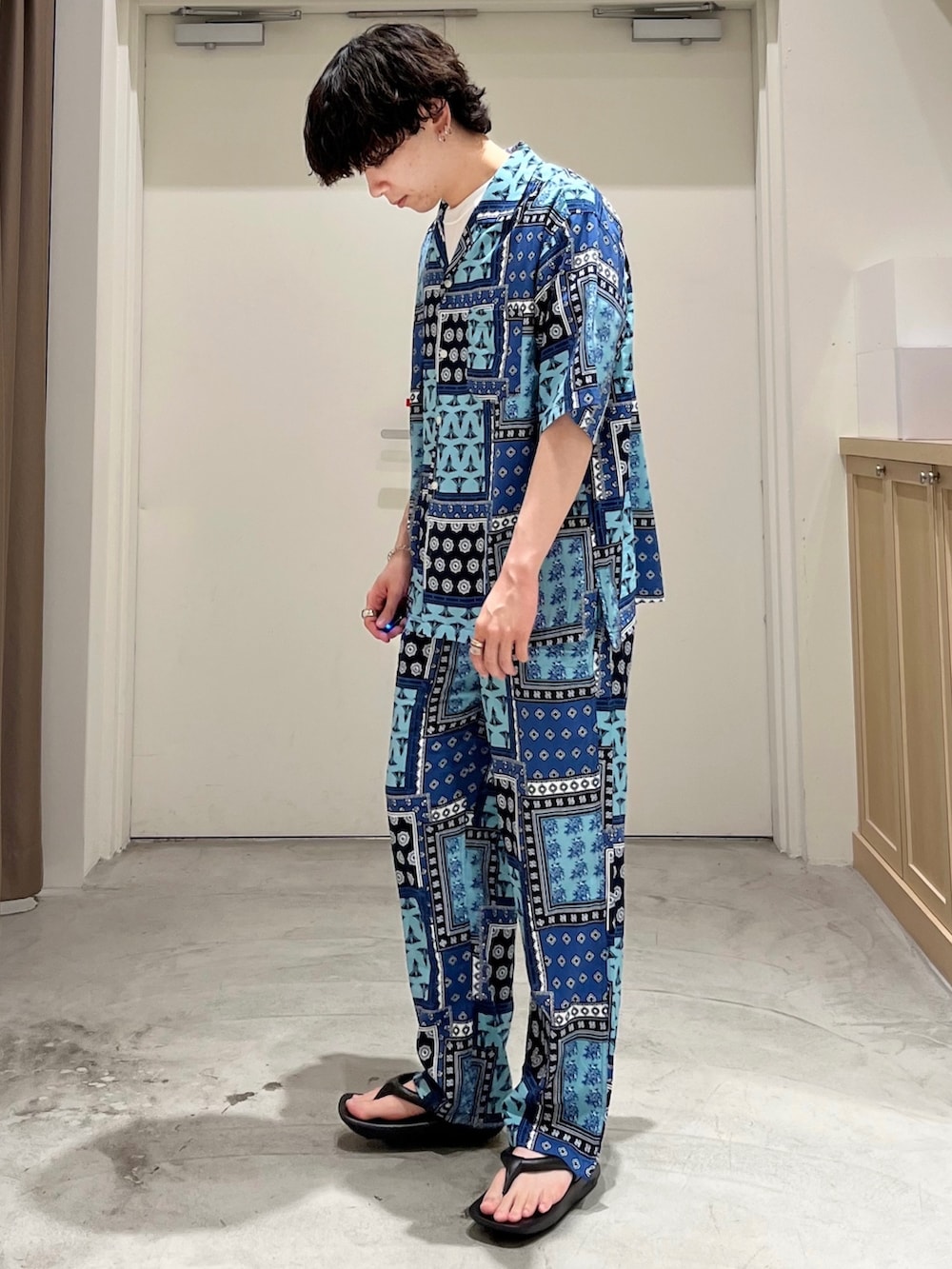 ブルー系のシャツ/ブラウス、ブルー系のその他パンツ、ブラック系のサンダルを着用したメンズの夏コーディネートの2枚目の写真