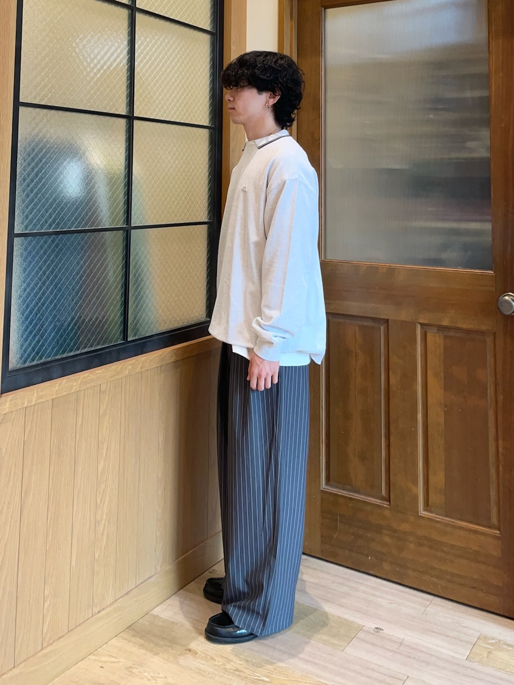 ホワイト系のTシャツ/カットソー、グレー系のスウェット、グレー系のスラックスを着用したメンズの秋コーディネートの2枚目の写真