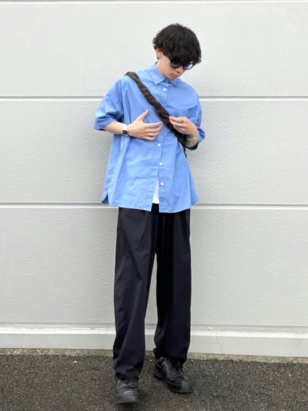 ブルー系のシャツ/ブラウス、ホワイト系のTシャツ/カットソー、ブラック系のショルダーバッグを着用したメンズの夏コーディネートの2枚目の写真