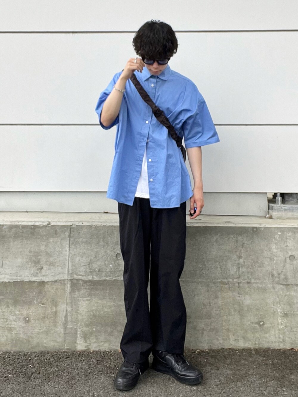 ブルー系のシャツ/ブラウス、ホワイト系のTシャツ/カットソー、ブラック系のショルダーバッグを着用したメンズの夏コーディネートの3枚目の写真