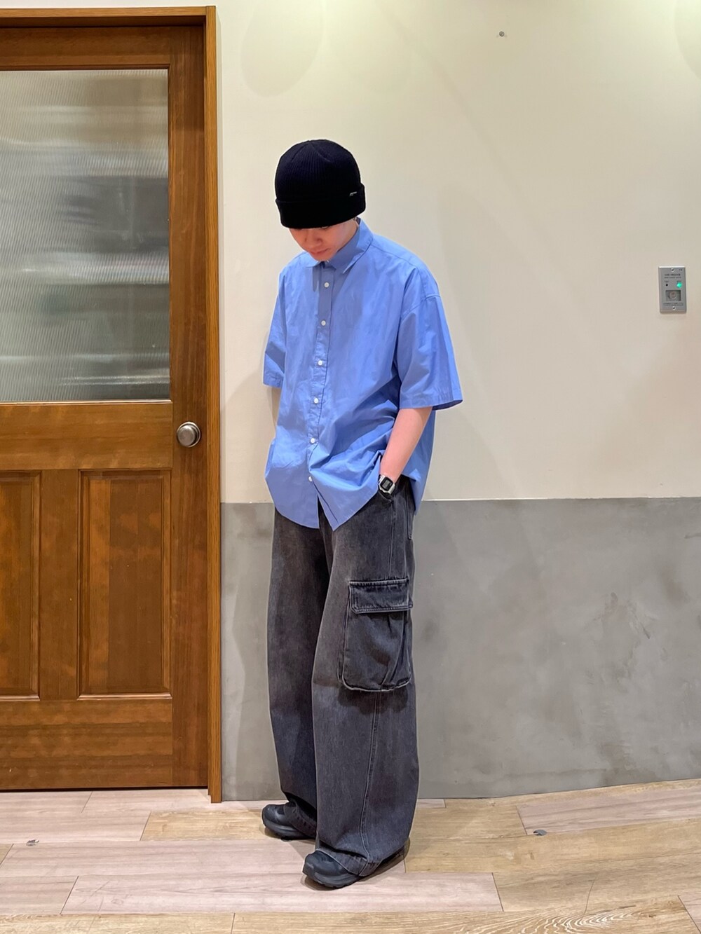 ブルー系のシャツ/ブラウス、ブラック系のカーゴパンツを着用したメンズの夏コーディネートの2枚目の写真