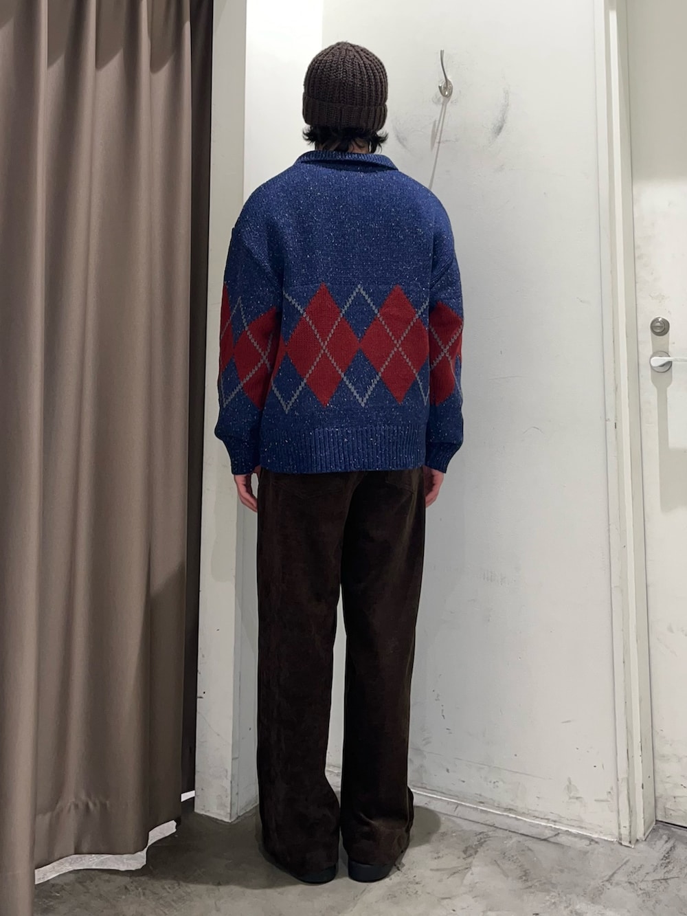 ホワイト系のTシャツ/カットソー、ブルー系のカーディガン/ボレロ、ブラウン系のスラックスを着用したメンズの冬コーディネートの3枚目の写真