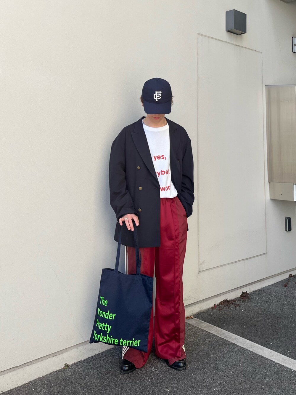ホワイト系のTシャツ/カットソー、レッド系のスウェットパンツ、ブルー系のテーラードジャケットを着用したメンズの春コーディネートの4枚目の写真