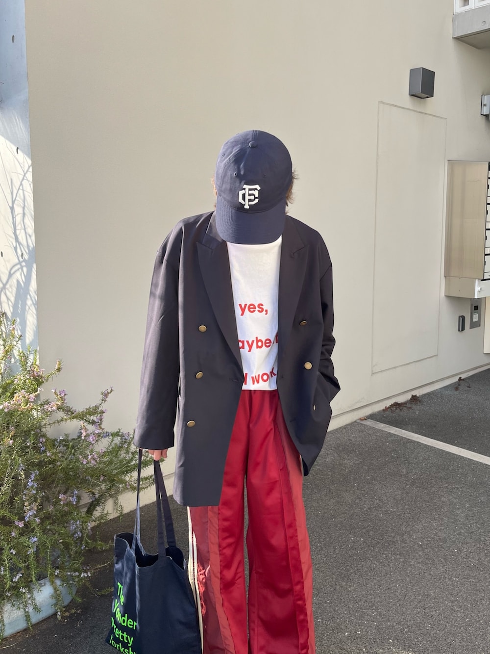 ホワイト系のTシャツ/カットソー、レッド系のスウェットパンツ、ブルー系のテーラードジャケットを着用したメンズの春コーディネートの2枚目の写真