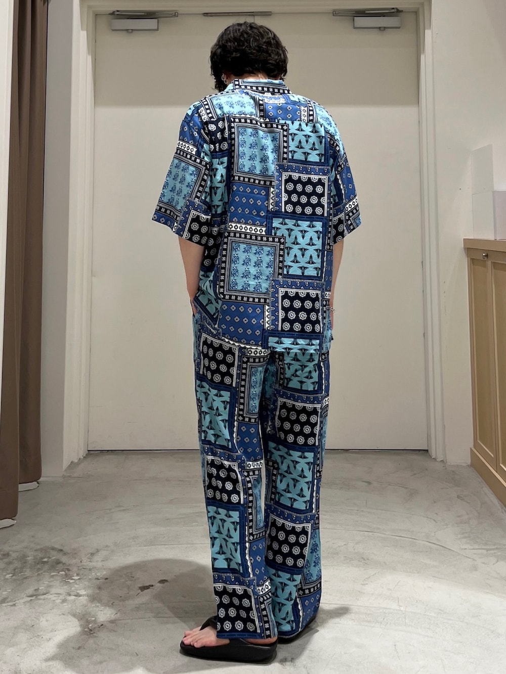 ブルー系のシャツ/ブラウス、ブルー系のその他パンツ、ブラック系のサンダルを着用したメンズの夏コーディネートの4枚目の写真