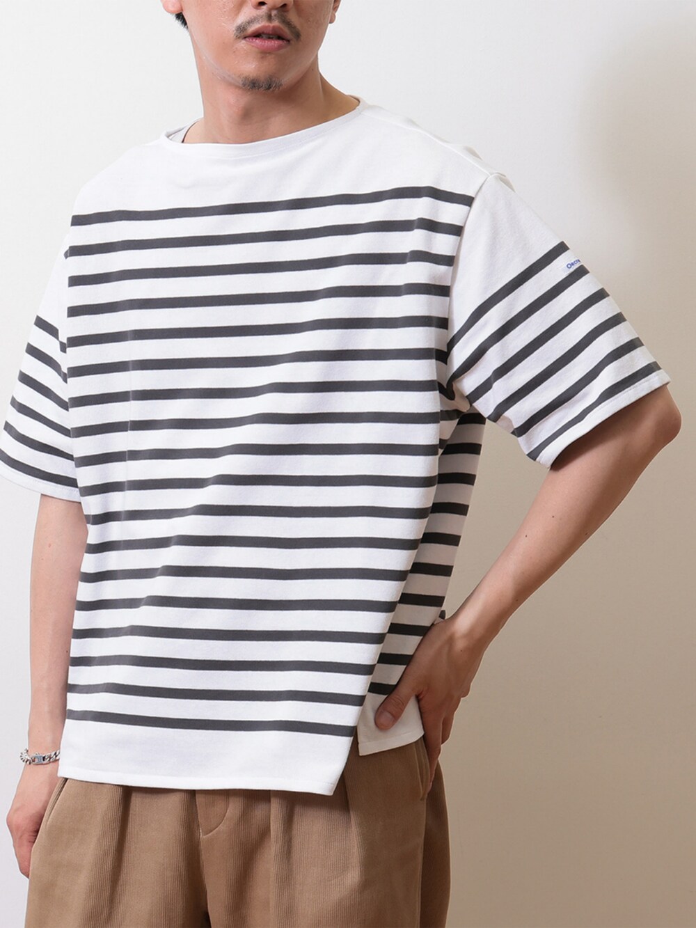 「大人カジュアル、最近のいい感じコーデ、モノトーン、ローファー、春夏コーデ、シンプルコーデ、レイヤードスタイル、きれいめカジュアル、休日スタイル、ワイドパンツ、シンプルスタイル、キレイめカジュアル、カジュアルスタイル、夏、革靴」｜「ORCIVALのORCIVAL / ボートネック ショートスリーブ プルオーバー（Tシャツ/カットソー、グレー系）」を使った、こうたろうさん（メンズ・182cm）の春コーディネートの2枚目の写真