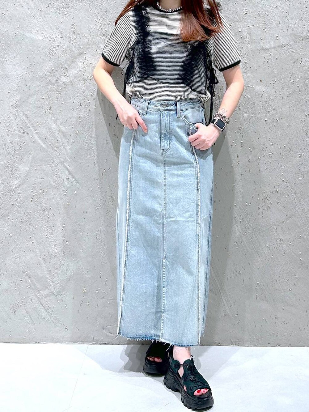 ブラック系のサンダル、その他のTシャツ/カットソー、ブルー系のスカートを着用したレディースの夏コーディネートの2枚目の写真