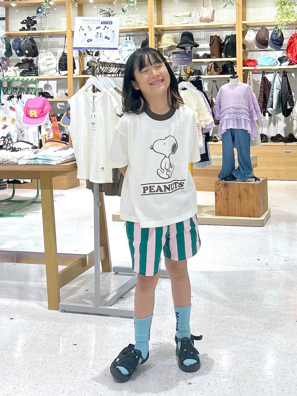 ブルー系のその他パンツ、ベージュ系のTシャツ/カットソー、ブルー系のソックス/靴下を着用したキッズの夏コーディネートの3枚目の写真