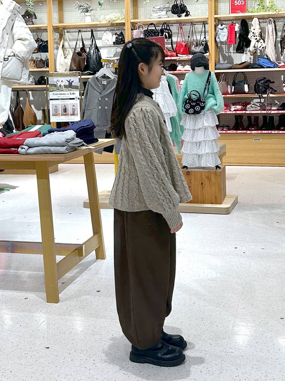 ベージュ系のニット/セーター、ブラック系のTシャツ/カットソー、ブラウン系のその他パンツを着用したキッズの冬コーディネートの2枚目の写真