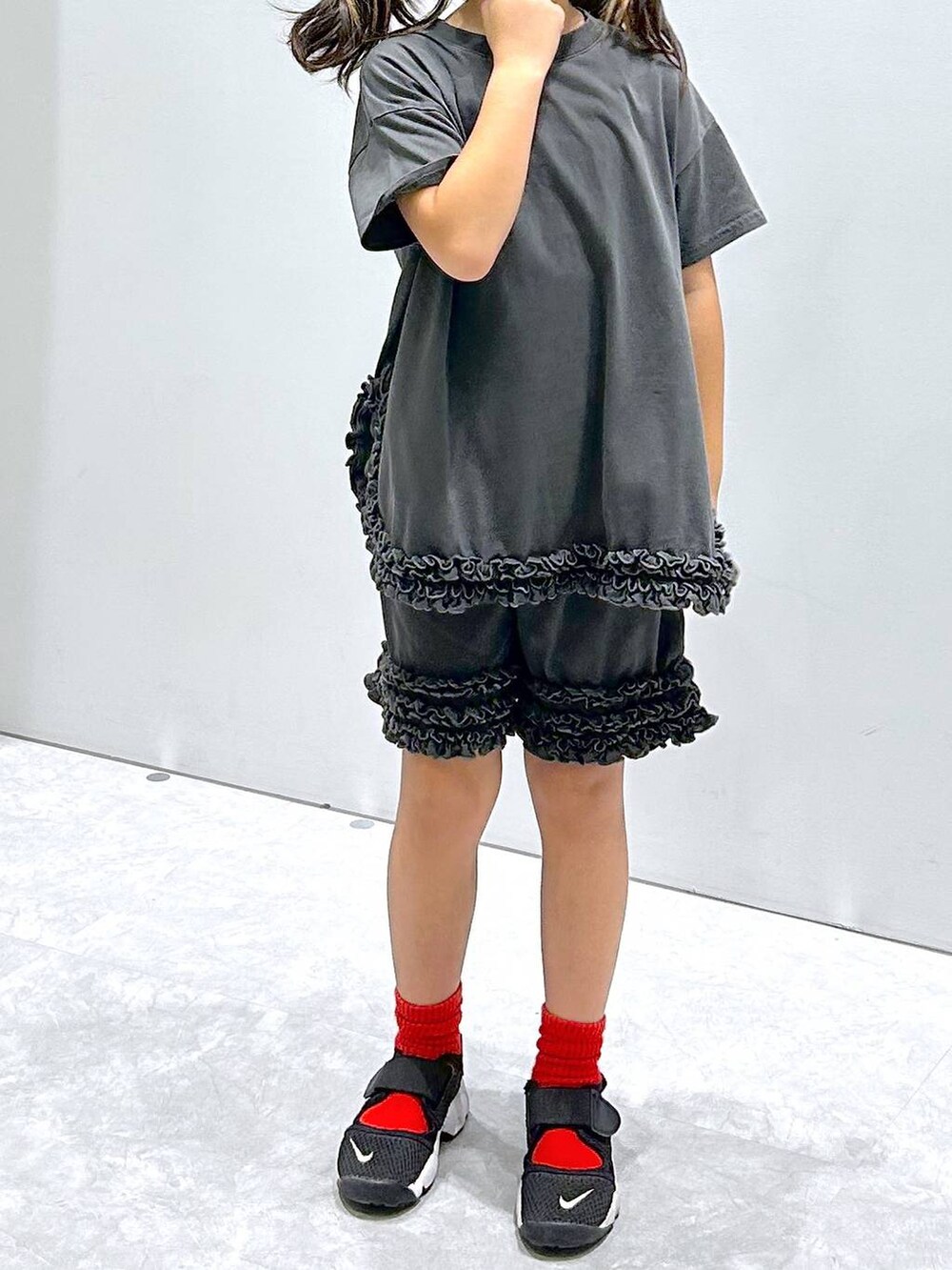 グレー系のその他パンツ、グレー系のTシャツ/カットソーを着用したキッズの夏コーディネートの2枚目の写真
