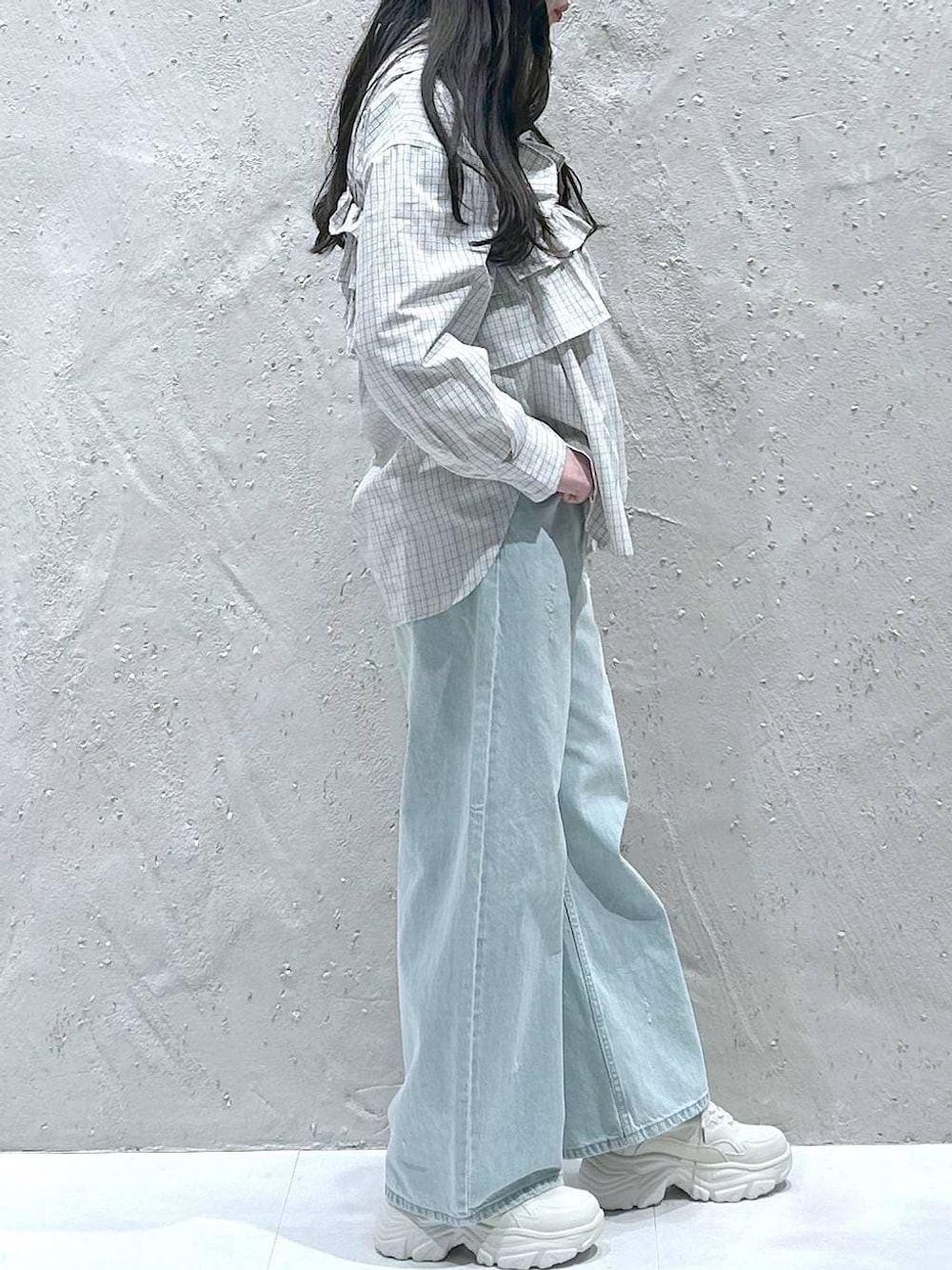 ブルー系のデニムパンツ、グレー系のキャミソール、グレー系のシャツ/ブラウスを着用したレディースの冬コーディネートの4枚目の写真