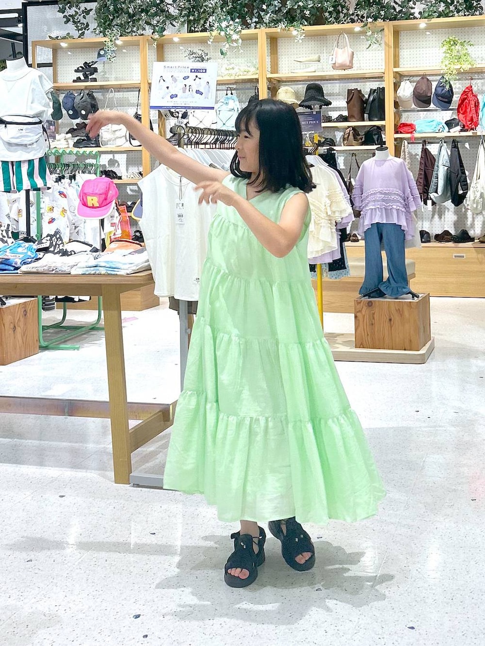 ブラック系のサンダル、グリーン系のワンピースを着用したキッズの夏コーディネートの2枚目の写真