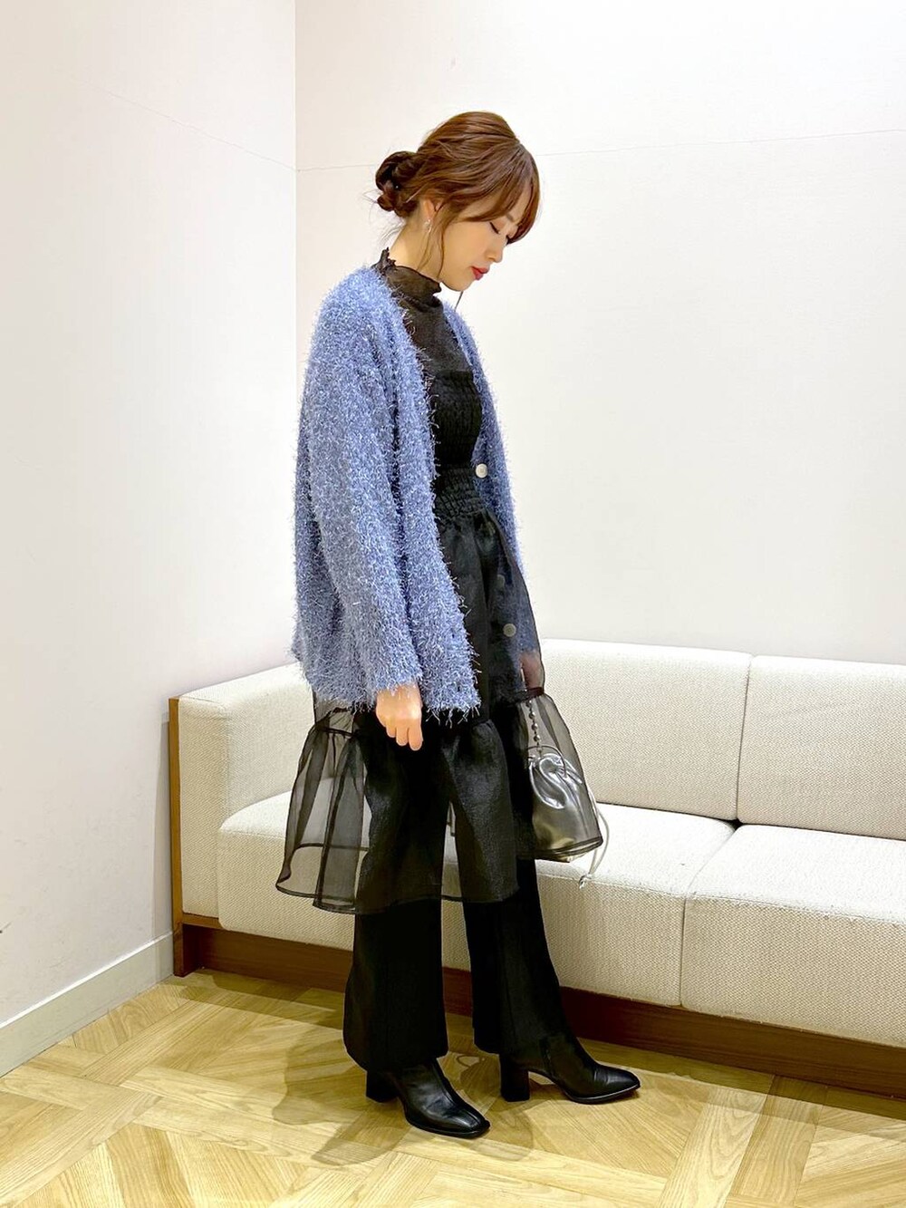 ブラック系のパンプス、ブラック系のスラックス、ブルー系のカーディガン/ボレロを着用したレディースの冬コーディネートの3枚目の写真