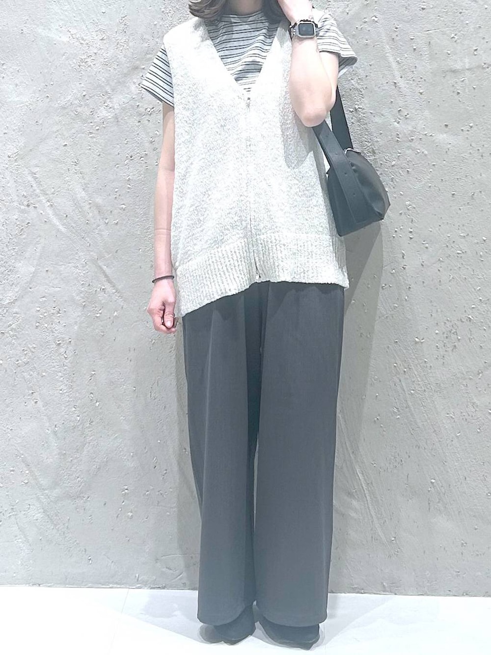 ベージュ系のその他パンツ、ブラック系のパンプス、グレー系のTシャツ/カットソーを着用したレディースの夏コーディネートの3枚目の写真